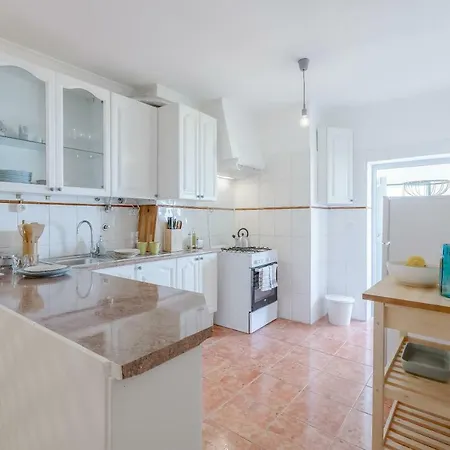 Bright & Spacious Alfama Apartment, By Timecooler Апартаменты