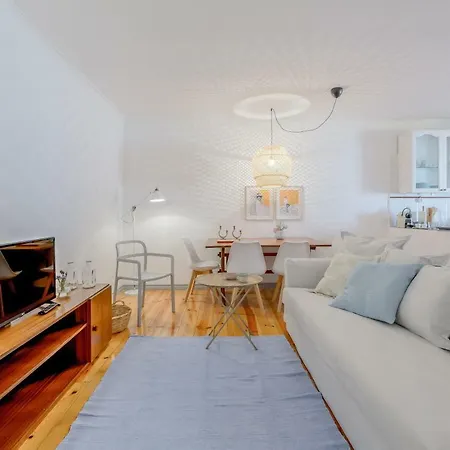 Bright & Spacious Alfama Apartment, By Timecooler