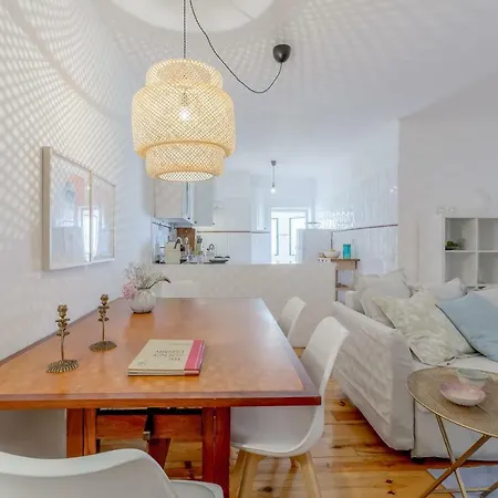 Bright & Spacious Alfama Apartment, By Timecooler * Lisboa