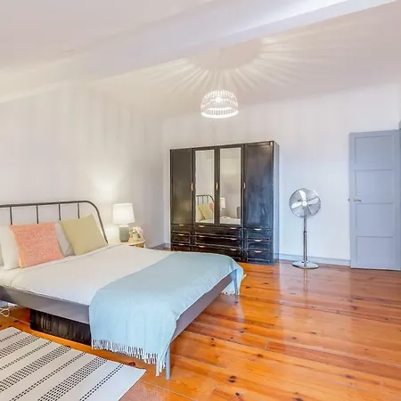 Bright & Spacious Alfama Apartment, By Timecooler 公寓