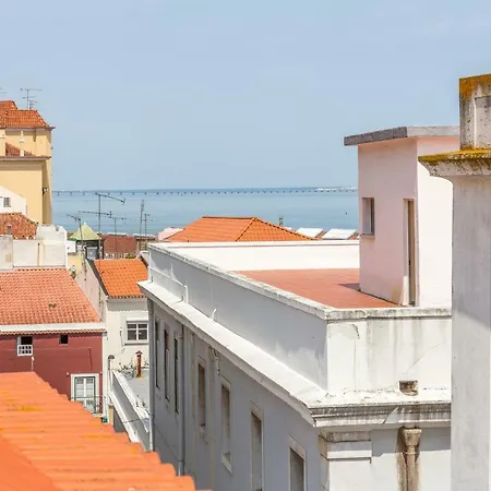 Bright & Spacious Alfama Apartment, By Timecooler Лиссабон